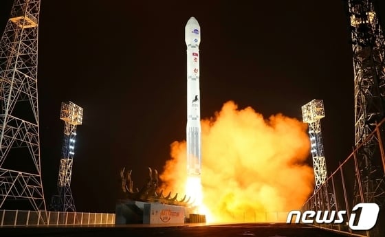 (평양 노동신문=뉴스1) = 북한 군사정찰위성 '만리경-1호'의 발사 장면. [국내에서만 사용가능. 재배포 금지. DB 금지. For Use Only in the Republic of Korea. Redistribution Prohibited] rodongphoto@news1.kr