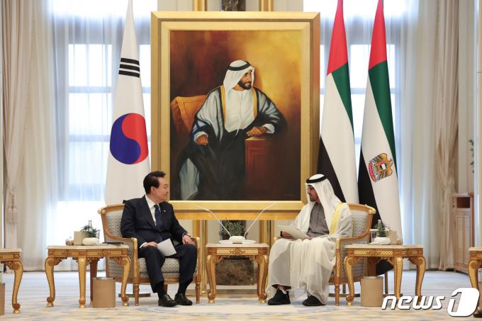 윤석열 대통령이 지난해 1월 15일(현지시간) 아랍에미리트(UAE) 아부다비 카사르 알 와탄에서 모하메드 빈 자이드 알 나하얀 UAE 대통령과 확대회담을 하는 모습. (대통령실 제공) 2023.1.16/뉴스1 ⓒ News1 안은나 기자