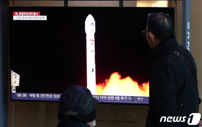 서울역에서 시민들이 북한의 3차 군사정찰위성발사 관련 뉴스를 시청하고 있다. (사진은 기사 내용과 무관함) / 뉴스1 ⓒ News1 2023.11.22/뉴스1 ⓒ News1 박세연 기자