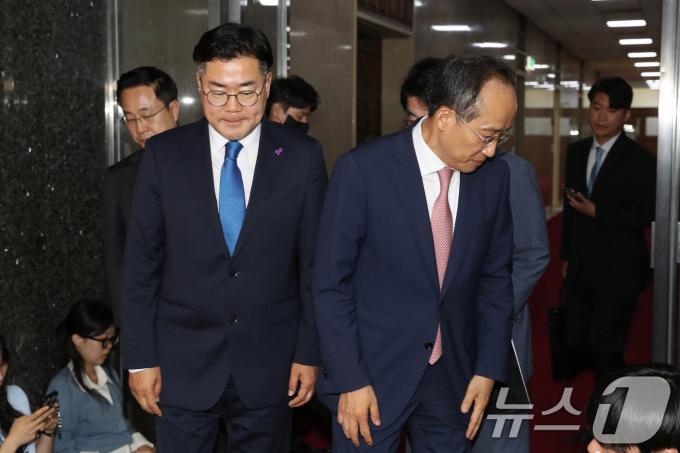 추경호 국민의힘 원내대표(오른쪽)와 박찬대 더불어민주당 원내대표가 27일 오전 서울 여의도 국회의장실에서 여야 원내대표 회동을 마치고 회동 결과에 대해 말한뒤 이동하고 있다. 2024.5.27/뉴스1 ⓒ News1 이광호 기자
