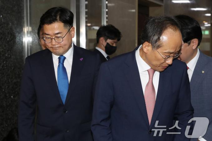 추경호 국민의힘 원내대표(오른쪽)와 박찬대 더불어민주당 원내대표. 뉴스1 ⓒ News1 이광호 기자