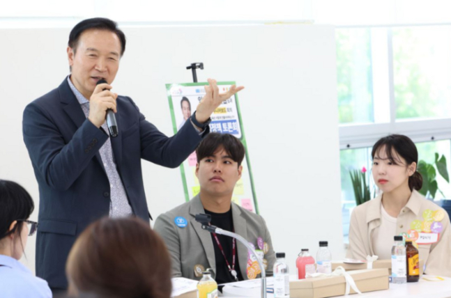 임태희 경기교육감이 27일 북부청사에서 열린 ‘청렴 주니어보드’발대식에서 관계자들과 대화를 나누고 있다. / 사진제공=경기도교육청 