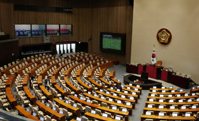 28일 국회 본회의에서 채상병 특검법을 재표결한다. 사진은 해병대 채상병 특검법 재표결을 하루 앞둔 27일 오후 서울 여의도 국회 본회의장에서 국회 직원들이 전자투표 시스템을 점검하고 있는 모습. / 사진= 뉴스1