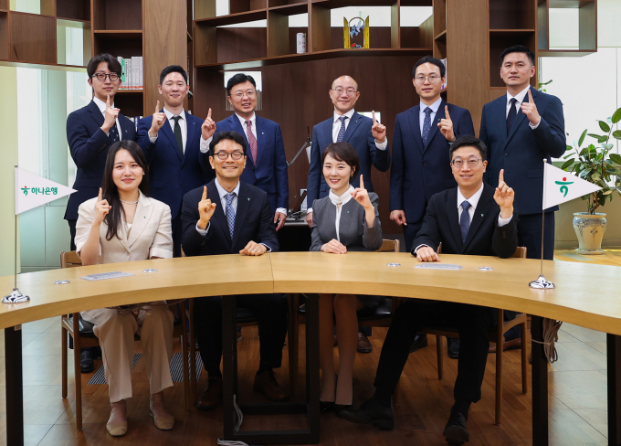 하나은행은 중소기업의 ESG 경영 지원을 위한 ESG 컨설팅 조직을 확대 개편하고 중소기업이 글로벌 ESG 규제에 적극적으로 대응할 수 있도록 전문 ESG 컨설팅 서비스를 시행한다./사진=하나은행