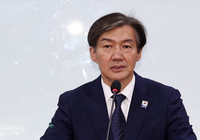 조국 조국혁신당 대표가 27일 한 프로그램에 출연해 윤대통령 탄핵 소추 가능성을 언급하고 그 이유를 설명했다. 사진은 조국혁신당 대표가 27일 오전 서울 여의도 국회의원회관에서 열린 제5차 당선인총회에서 모두발언을 하고 있는 모습. / 사진=뉴스1