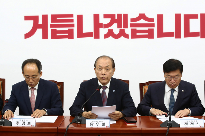 황우여 국민의힘 비상대책위원장이 윤석열 대통령 탈당설을 강하게 부인했다. 사진은 황 위원장(가운데)이 지난 27일 서울 여의도 국회에서 열린 비상대책위원회의에서 채상병 특검법과 연금개혁 관련 발언을 하는 모습. /사진=뉴스1