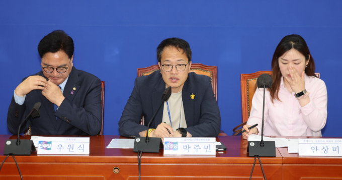 정부와 야당이 '선구제 후회수'를 주요 내용으로 하는 전세사기 특별법 개정안을 놓고 서로 다른 의견으로 대치 중이다. 사진은 박주민 더불어민주당 의원이 전날(27일) 서울 여의도 국회에서 열린 전세사기특별법 통과를 위한 전세사기 피해자 단체 간담회에서 발언하고 있다./사진=뉴시스