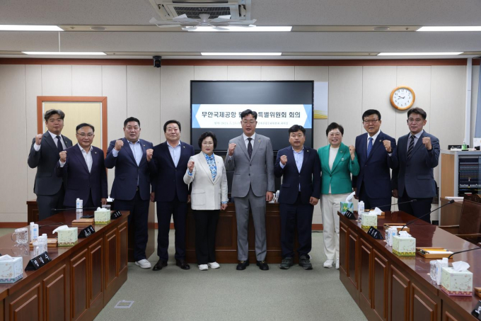 지난 23일 도의회 무안국제공항 활성화 특별위원회 위원들이 회의를 마치고 기념 촬영을 하고 있다. 사진 왼쪽부터 박원종, 조옥현, 손남일, 정길수, 최미숙, 나광국(위원장), 모정환(부위원장), 장은영, 신승철, 박문옥 의원/전남도의회 