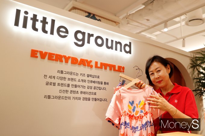 광주신세계 본관 6층에 있는 프리미엄 키즈 편집샵 이희숙 매니저가 보보쇼즈 인기 상품을 들고 포즈를 취하고 있다 /사진=광주신세계 제공.
