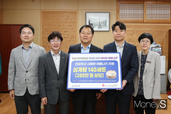  차상훈 우리농업지키기운동본부 전남본부장(오른쪽 두번째, 전남농협 노조 위원장)이 28일 서순철 강진군 부군수(가운데)에게 삼계탕 140세트를 전달하고 있다