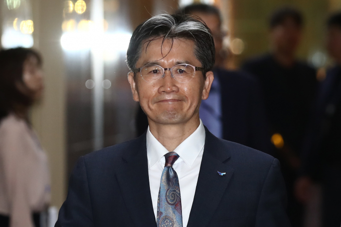 오동운 신임 고위공직자범죄수사처장이 야권의 채상병 특검법 재표결 공세에 대해 "지금 국민들이 굉장히 관심 (가진) 사건이니 증거가 가리키는 대로 법과 원칙에 따라 열심히 수사하겠다"고 말했다. 사진은 오 처장이 28일 서울 여의도 국회를 찾아 김진표 국회의장을 예방하기 위해 의장실로 향하는 모습. /사진=뉴스1