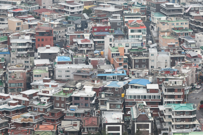 지난 5월 서울 빌라 경매 건수가 18년 만에 최다인 1500건에 육박한 것으로 나타났다. 사진은 서울 남산에서 바라본 다세대주택·빌라 등 밀집 지역. /사진=뉴시스