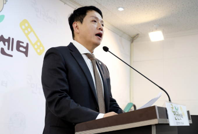 28일 임태훈 군인권센터 소장이 얼차려 훈련 중 사망한 훈련병의 사인이 패혈성 쇼크로 파악됐다고 밝혔다. 사진은 지난 24일 오전 서울 마포구 군인권센터에서 '채 상병 특검법'과 관련 기자회견을 하고 있는 임태훈 소장의 모습. / 사진=뉴시스