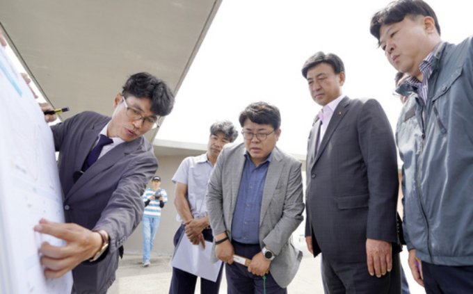 김동구 한강유역환경청장(오른쪽 세번째)이 광주역세권 도시개발사업 대상지를 방문해 설명을 듣고 있다. / 사진제공=경기광주시 