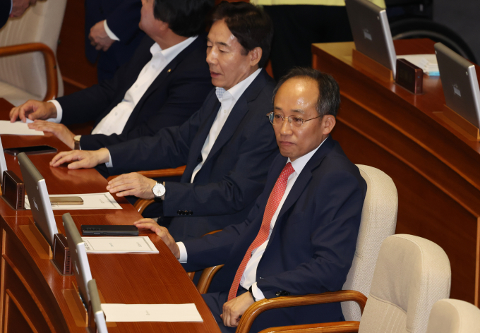추경호 국민의힘 원내대표가 채상병 특검법 부결에 대해 고위공직자범죄수사처(공수처)와 경찰 등 수사기관의 엄정한 수사 결과를 기대한다고 말했다. 사진은 추 원내대표(맨 오른쪽)가 28일 서울 여의도 국회에서 열린 제414회국회(임시회) 제2차 본회의에서 채상병 특검법 재표결에 대한 투표를 마친 뒤 회의장을 바라보는 모습. /사진=뉴시스