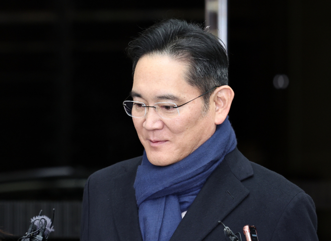 이재용 삼성전자 회장이 풀어야 할 과제가 산적했다는 평가다. 사진은 지난해 11월 해외 출장 후 서울김포비즈니스항공센터를 통해 귀국하는 이 회장. /사진=뉴스1