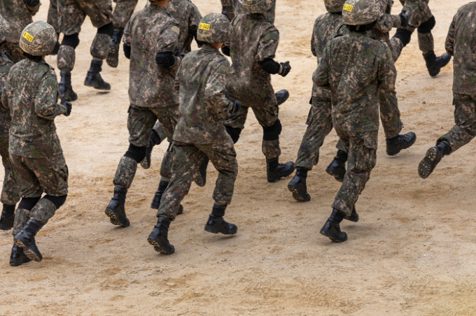 '완전군장 달리기', '팔굽혀펴기' 등 군기 훈련을 받던 중 훈련병이 사망한 것과 관련해 중대장 등 2명이 경찰 조사를 받는다. 사진은 기사 내용과는 무관한 자료사진. / 사진= 이미지투데이