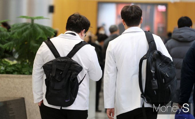 의대 증원에 반대해 병원을 이탈한 전공의들이 생활고를 호소하자 선배 의사들이 무이자 대출을 진행하는 지원에 나선다. 서울에 위치한 한 대학병원에서의 전공의 모습으로 기사와 무관. /사진=임한별 기자