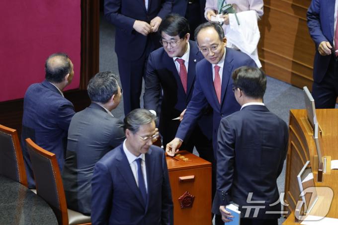추경호 국민의힘 원내대표가 21대 국회 마지막 본회의가 열린 28일 오후 서울 여의도 국회 본회의장에서 채상병 특검법(순직 해병 수사 방해 및 사건 은폐 등의 진상규명을 위한 특별검사의 임명 등에 관한 법률안 재의의 건) 재표결을 하고 있다. 2024.5.28/뉴스1 ⓒ News1 안은나 기자