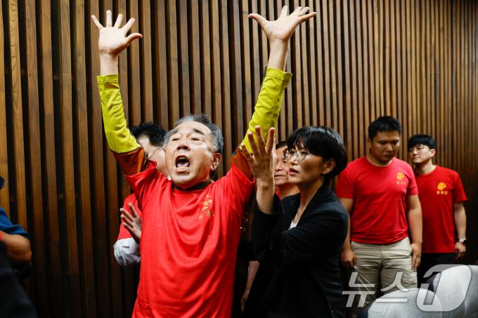 21대 국회 마지막 본회의가 열린 28일 오후 서울 여의도 국회 본회의장에서 해병대 예비역 연대가 채상병 특검법(순직 해병 수사 방해 및 사건 은폐 등의 진상규명을 위한 특별검사의 임명 등에 관한 법률안 재의의 건) 재표결이 부결된 후 항의하며 퇴장하고 있다. 2024.5.28/뉴스1 ⓒ News1 안은나 기자