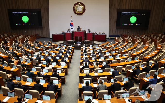 28일 오후 서울 여의도 국회에서 열린 제21대 국회 마지막 본회의에서 전세사기피해자 지원 및 주거안정에 관한 특별법 일부개정법률안이 재석 296인, 재석 170인, 찬성 170인, 반대 0인, 기권 0인으로 가결되고 있다. 2024.5.28/뉴스1 ⓒ News1 구윤성 기자