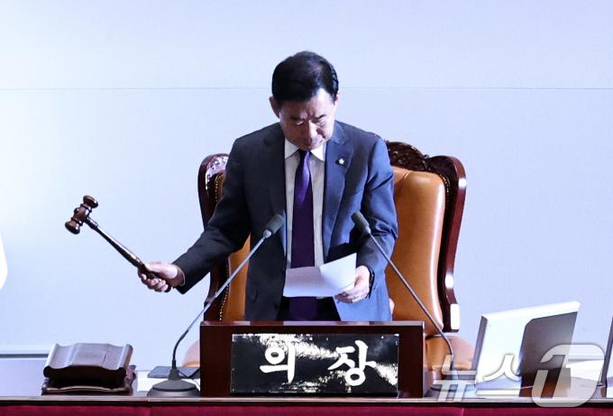 김진표 국회의장이 28일 오후 서울 여의도 국회에서 열린 제21대 국회 마지막 본회의에서 채상병 특검법(순직 해병 수사 방해 및 사건 은폐 등의 진상규명을 위한 특별검사의 임명 등에 관한 법률안 재의의 건) 부결을 선언하고 있다. 채상병 특검법은 재석 의원 294명 중, 찬성 179표·반대 111표·무효 4표로 가결 정족수(196명)에 미달해 부결됐다. 2024.5.28/뉴스1 ⓒ News1 구윤성 기자