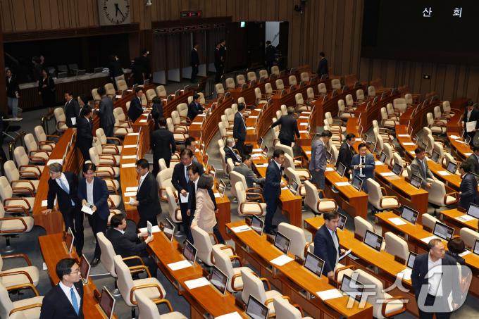 [사진] 본회의 마치고 회의장 나서는 의원들