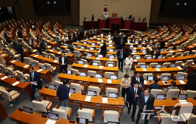 [사진] 회의장 나서는 의원들