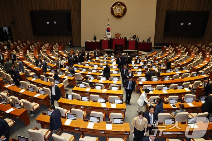 [사진] 본회의장 빠져나가는 의원들
