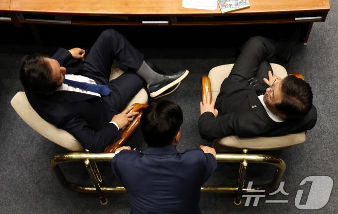 [사진] 민주당 지도부 대화