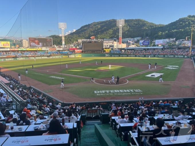 한화이글스와 롯데자이언츠가 경기를 펼치는 28일 대전 한화생명이글스파크에 많은 팬들이 찾아와 응원을 했다.ⓒ 뉴스1