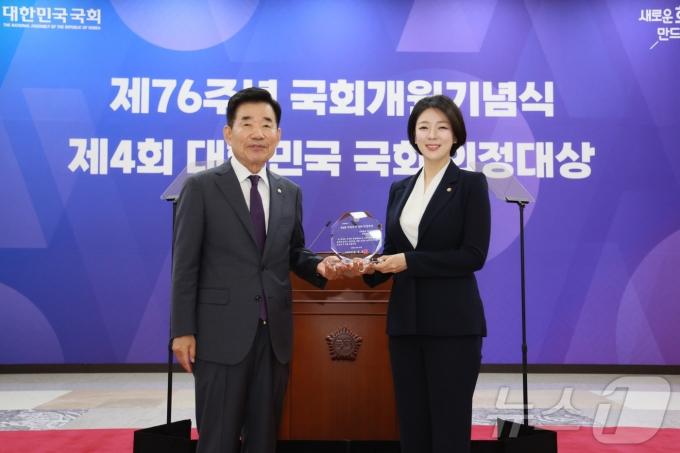 배현진 국민의힘 의원이 28일 국회에서 대한민국 국회의정대상을 수상하고 있다. ⓒ배현진 의원실 제공