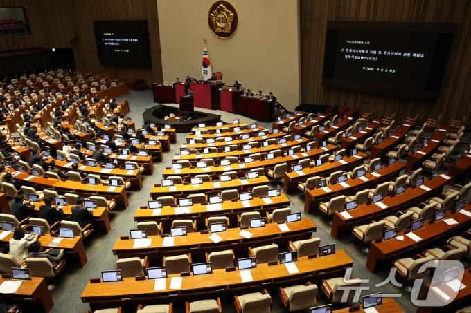 28일 오후 서울 여의도 국회에서 열린 제21대 국회 마지막 본회의에서 전세사기피해자 지원 및 주거안정에 관한 특별법 일부개정법률안이 상정되고 있다. 채상병 특검법 부결 후 본회의장을 나선 국민의힘 의원들의 자리가 텅 비어 있다. 2024.5.28/뉴스1 ⓒ News1 구윤성 기자