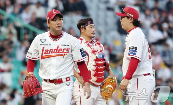 SSG 선발 김광현이 28일 인천 SSG랜더스 필드에서 열린 '2024 신한 SOL 뱅크 KBO리그' LG 트윈스와 SSG 랜더스의 경기, 3회초 2사 3루 상황에서 LG 홍창기에게 1타점 적시타를 허용한 후 강판 당하고 있다. 2024.5.28/뉴스1 ⓒ News1 김성진 기자