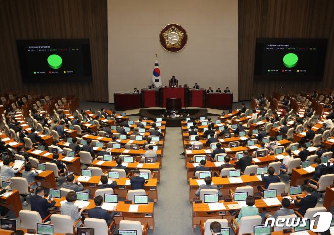 21일 서울 여의도 국회 본회의장에서 열린 제407회국회(임시회) 제6차 본회의에서 주택임대차보호법 일부개정법률안이 통과되고 있다. 2023.6.21/뉴스1 ⓒ News1 송원영 기자