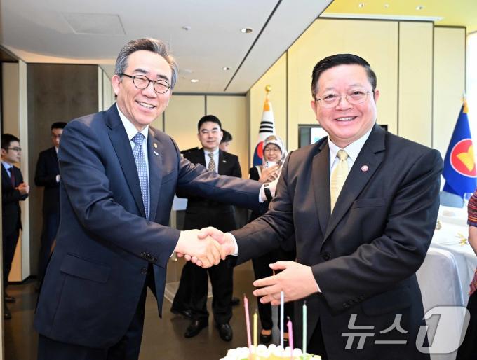 [사진] 까으 끔 후은 아세안 사무총장과 인사 나누는 조태열 장관