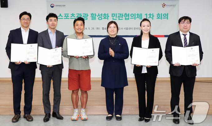 [사진] 신임 위원들과 기념 촬영하는 장미란 차관