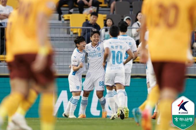 포항 스틸러스의 김동진(가운데)(한국프로축구연맹 제공)