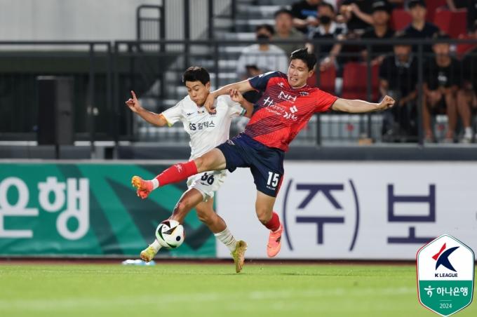 서울과 김천의 경기 모습(한국프로축구연맹 제공)
