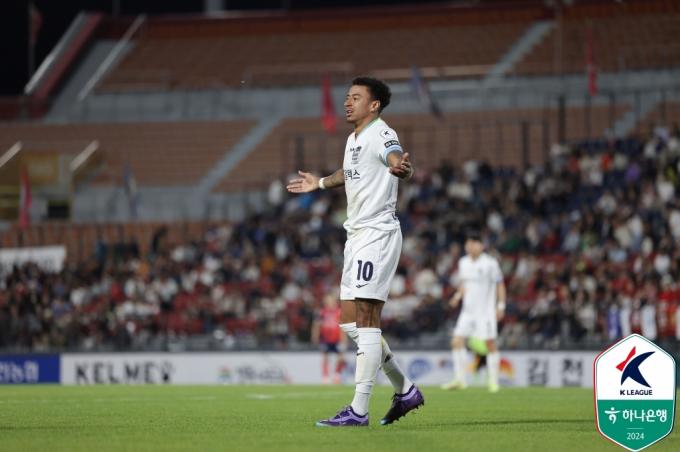 김천을 상대로 경기 중인 서울 린가드(한국프로축구연맹 제공)