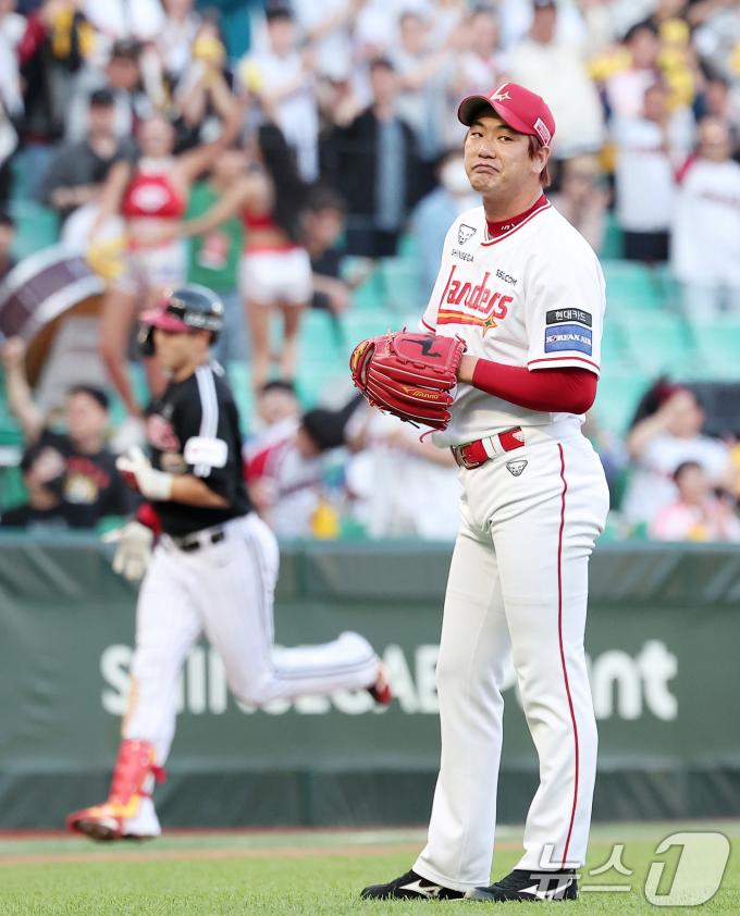 SSG 선발 김광현이 28일 인천 SSG랜더스 필드에서 열린 '2024 신한 SOL 뱅크 KBO리그' LG 트윈스와 SSG 랜더스의 경기, 2회초 1사 1,2루 상황에서 LG 홍창기에게 3점 홈런을 허용한 후 아쉬운 표정을 짓고 있다. 2024.5.28/뉴스1 ⓒ News1 김성진 기자