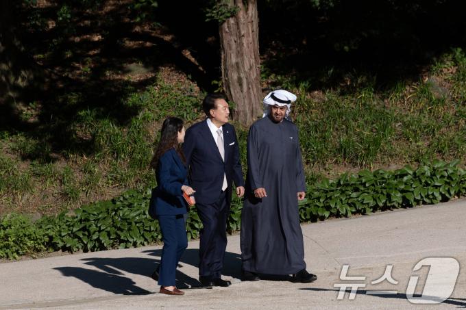 [사진] 창덕궁에서 모하메드 UAE 대통령과 산책하는 윤석열 대통령