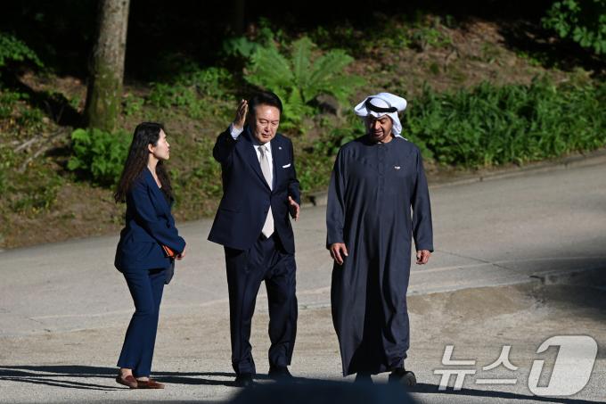 [사진] 윤석열 대통령, 창덕궁에서 모하메드 UAE 대통령과 환담