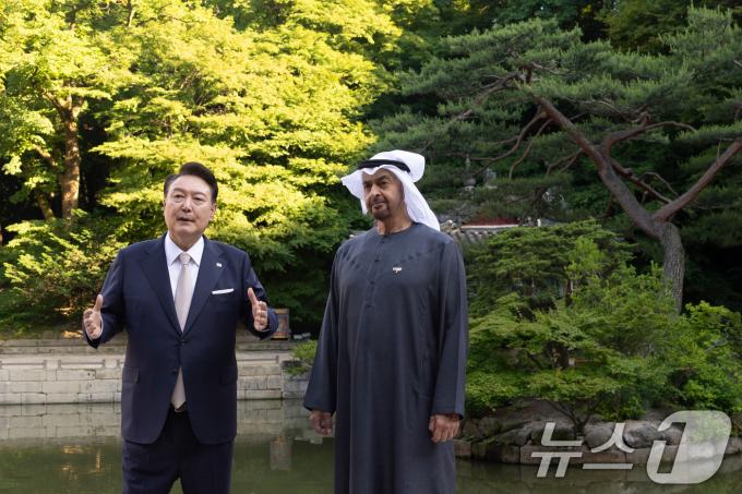 [사진] 모하메드 UAE 대통령과 창덕궁 후원 산책하는 윤석열 대통령