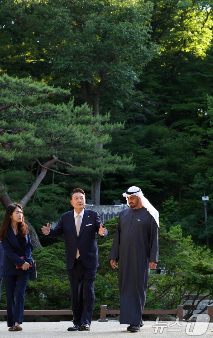 [사진] 윤석열 대통령, 모하메드 UAE 대통령과 창덕궁 산책