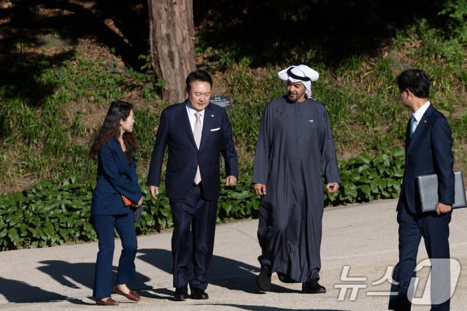 [사진] 창덕궁에서 모하메드 UAE 대통령과 산책하는 윤석열 대통령