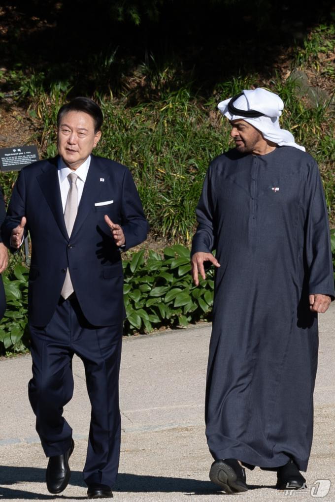 [사진] 윤석열 대통령, 모하메드 UAE 대통령과 창덕궁 산책