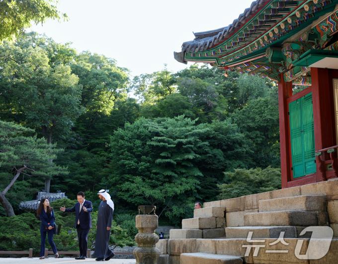 [사진] 윤석열 대통령, 모하메드 UAE 대통령과 창덕궁 산책