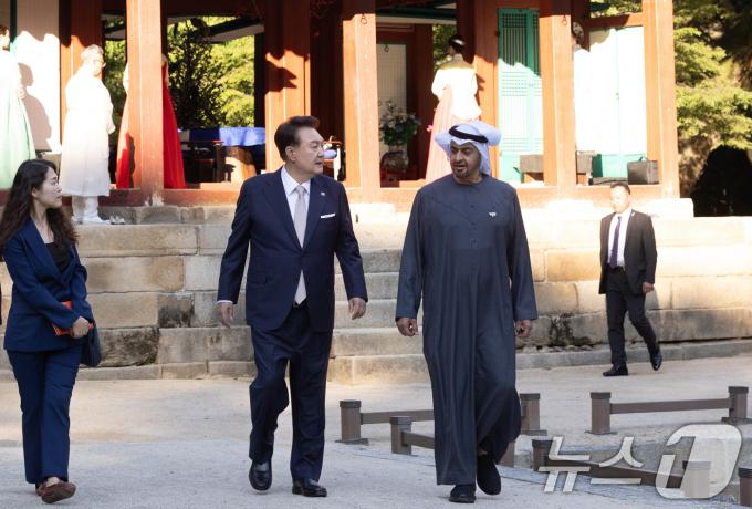 [사진] 윤석열 대통령, 창덕궁에서 모하메드 UAE 대통령과 환담