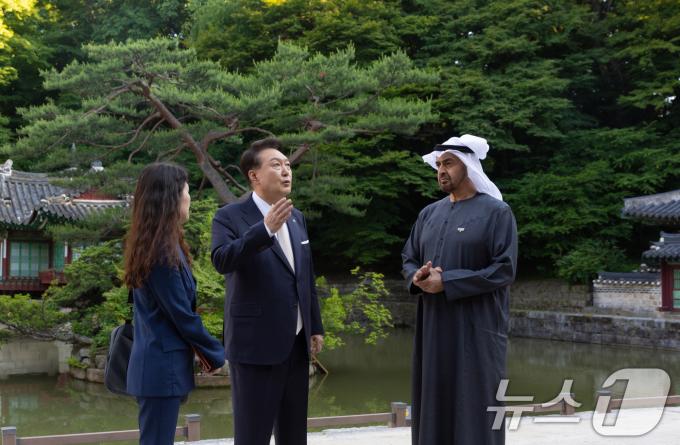 [사진] 윤석열 대통령, 창덕궁에서 모하메드 UAE 대통령과 환담